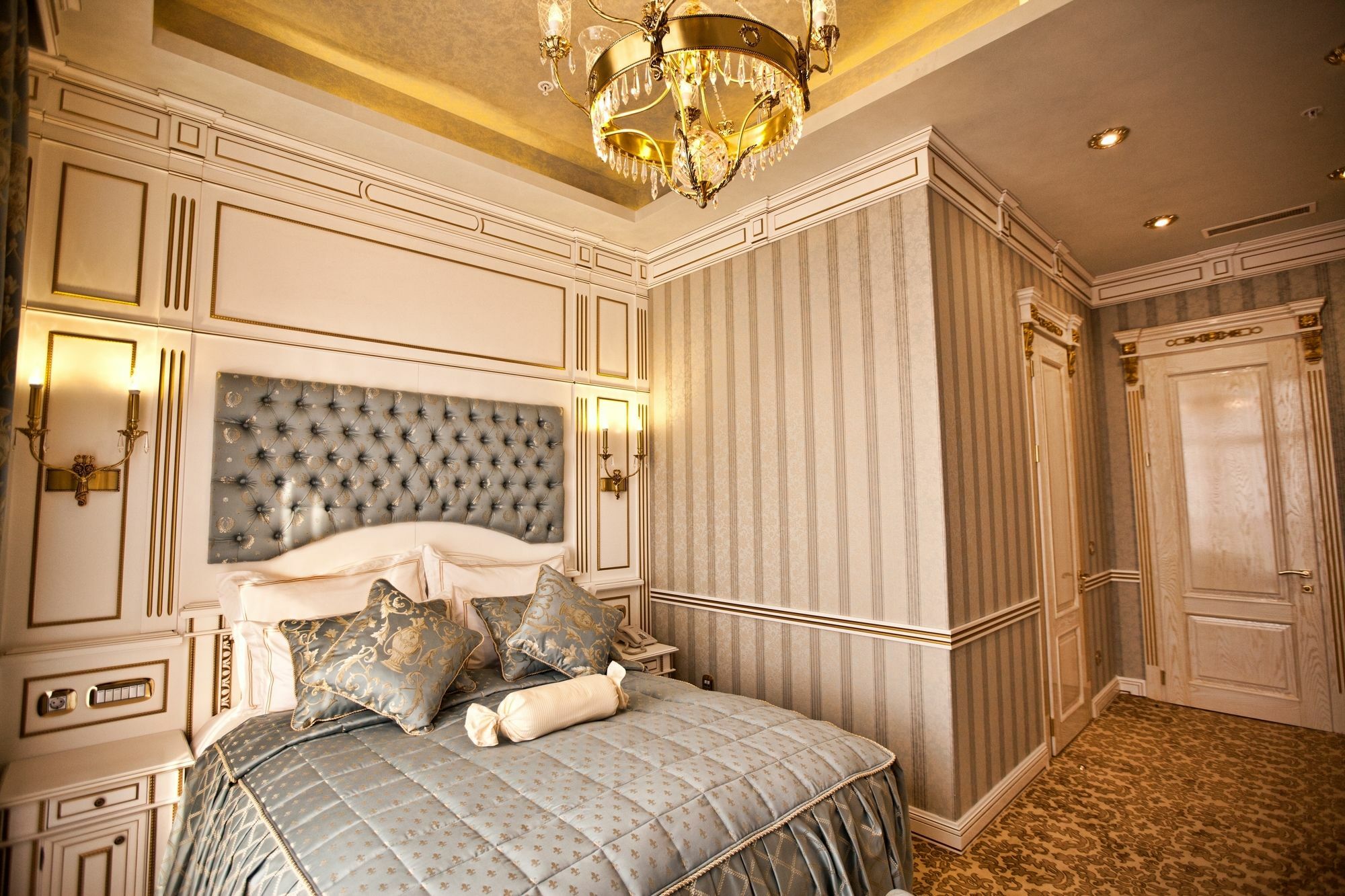 Multi Grand Pharaon Hotel Ptghni エクステリア 写真